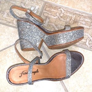 🔥 FREE PEOPLE Silver glitter wedges heels women’s size 40, US 9